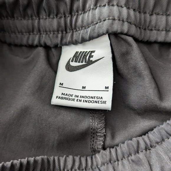 NIKE Tech Essentials Unlined, Men medium in black - Picture 2 of 8